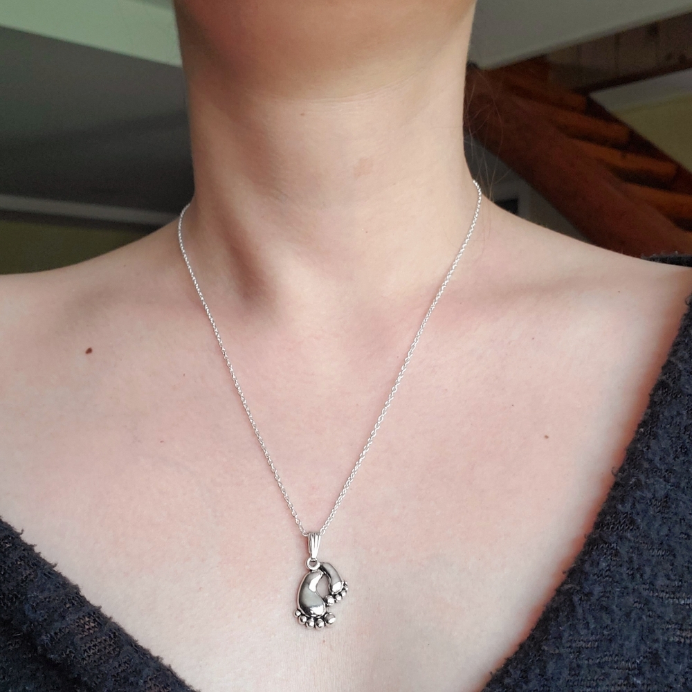 NWOT Little Feet Necklace - Picture 11 of 12